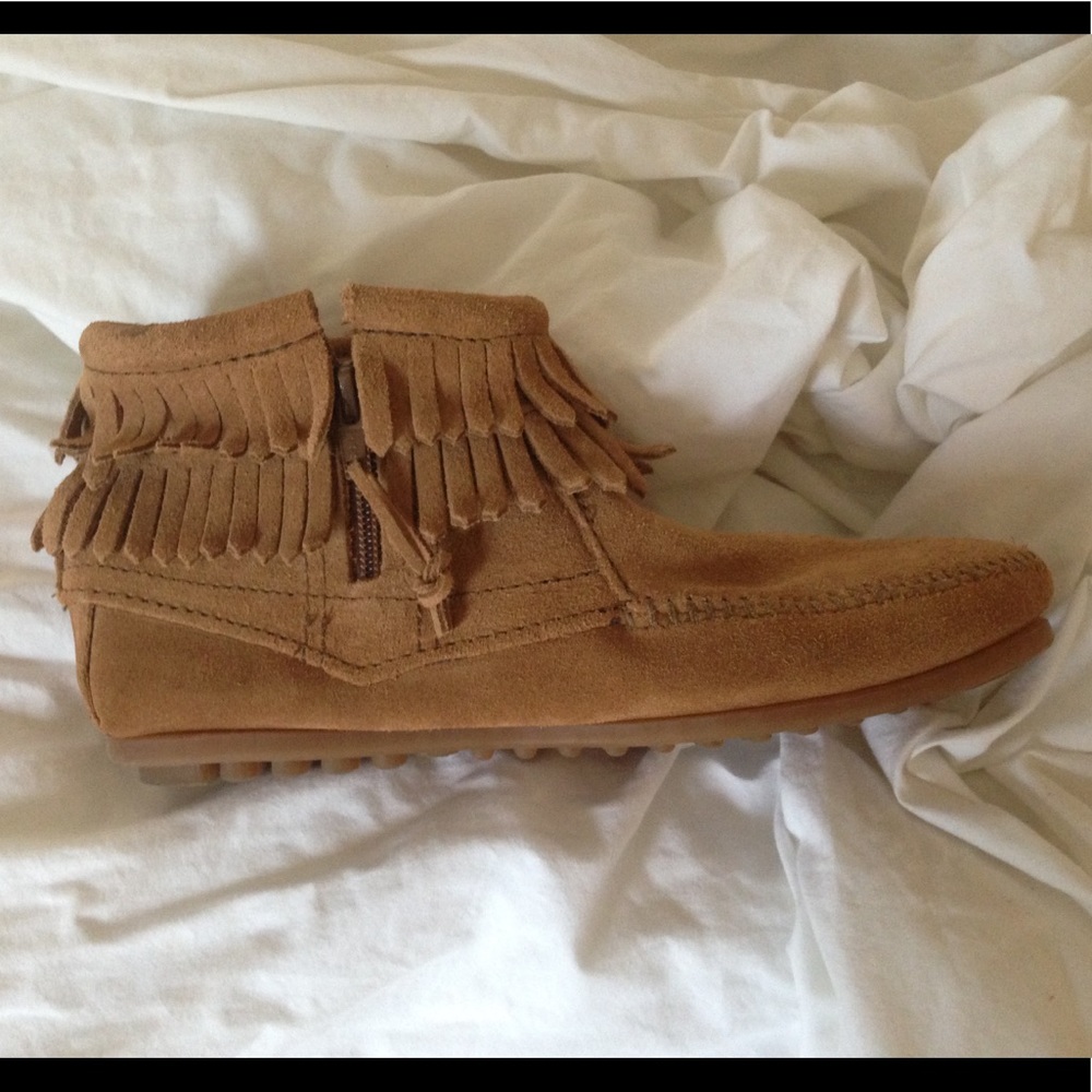 SALE 🎉MINNETONKA FRINGED MOCCASINS 6.5 NWOT'S